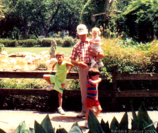 Daddy with kids houston zoo July 92
