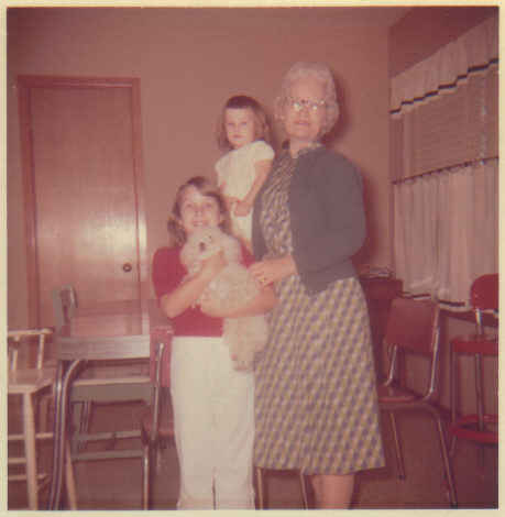 Brenda, pahoo, me, mam-ma 1961ish