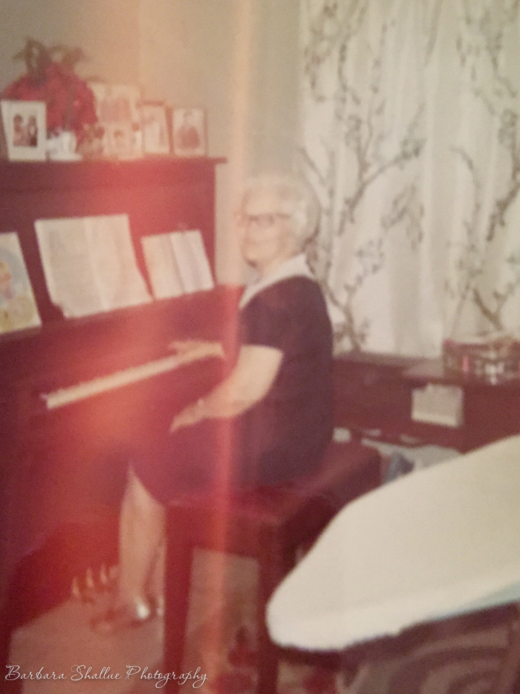 Mam-ma and piano-2315